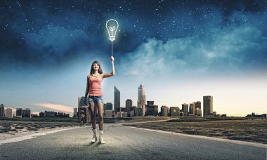 yolda yürürken bavul ile turizm