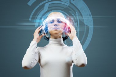 Kulaklık takan kadın.