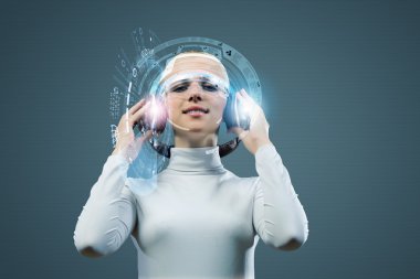 Kulaklık takan kadın.