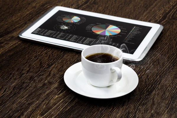Tablet pc, xícara de café e bloco de notas — Fotografia de Stock