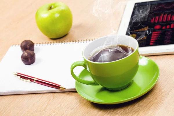 Tablet pc, cup of coffee and notepad — Stock Photo, Image