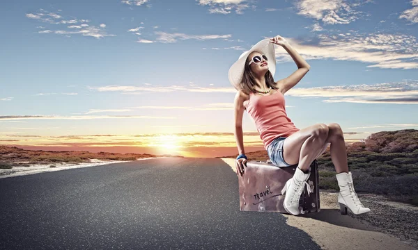 bavul üzerinde oturan kız traveler