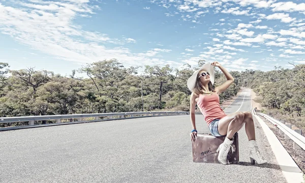 Menina viajante sentado em mala — Fotografia de Stock