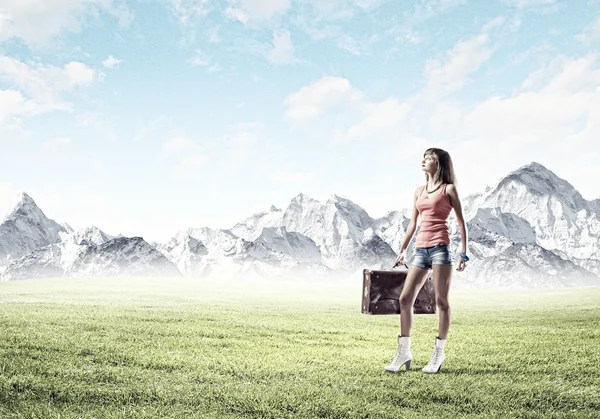 Kvinna turist gå med resväska — Stockfoto