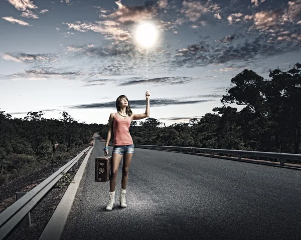 Turista con maleta caminando por carretera — Foto de Stock