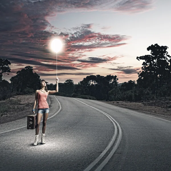 Turista con maleta caminando por carretera — Foto de Stock