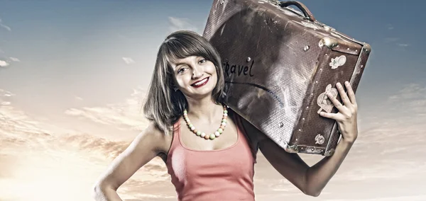 Kvinna med resväska gick på vägen — Stockfoto