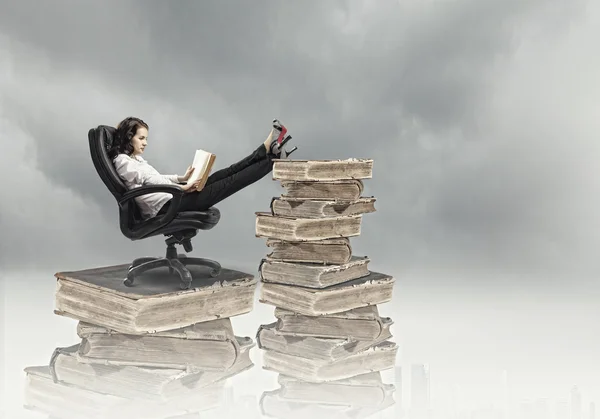 椅子に座っている女性実業家 — ストック写真