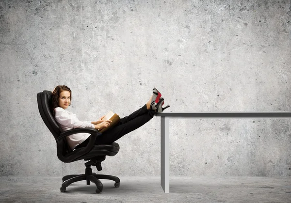 Businesswoman sitting in chair — Stock Photo, Image