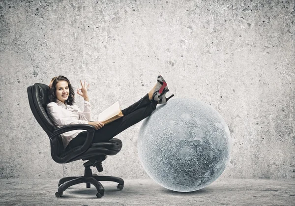 Businesswoman sitting in chair — Stock Photo, Image