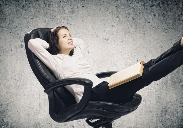 Бізнес-леді сидить у кріслі — стокове фото