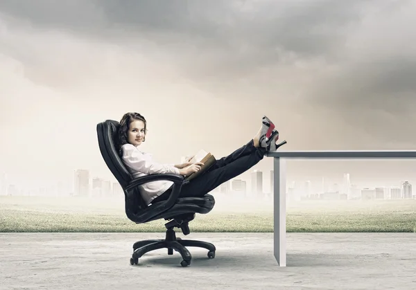 Empresaria sentada en silla — Foto de Stock