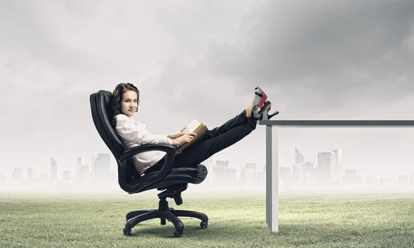 Empresaria sentada en silla —  Fotos de Stock