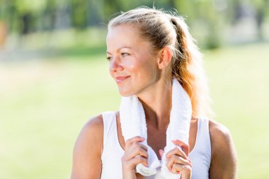 çekici spor kız parkta