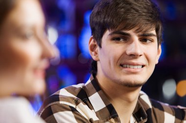 Bardaki genç çift.