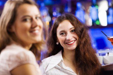 Kadınlar, bar ve kokteyl içme