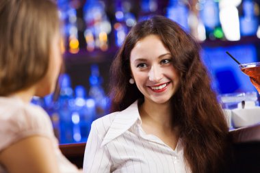 Kadınlar, bar ve kokteyl içme