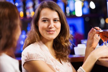 Kadınlar, bar ve kokteyl içme