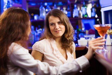 Kadınlar, bar ve kokteyl içme