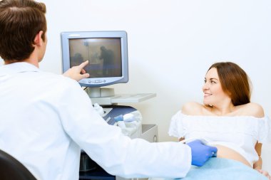 hamile kadın doktor tarafından muayene