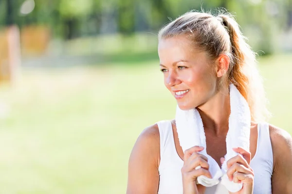 Attraente ragazza sportiva nel parco — Foto Stock