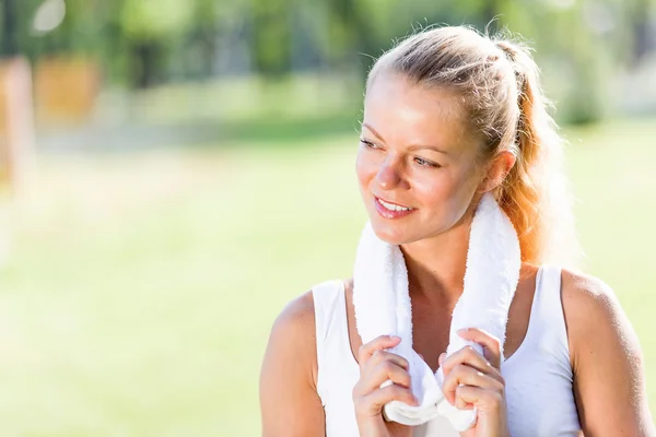 Aantrekkelijke sport meisje in park — Stockfoto