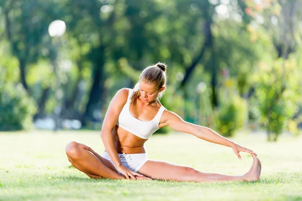 Woman stretching in park — Stock Photo, Image