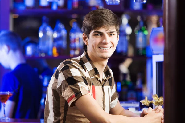 Mann sitzt an Bar — Stockfoto