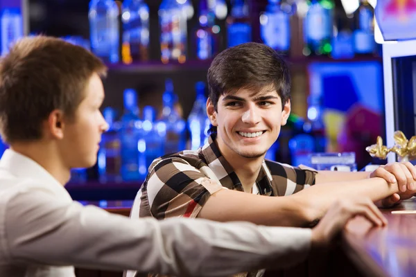 Män sitter vid baren och prata — Stockfoto
