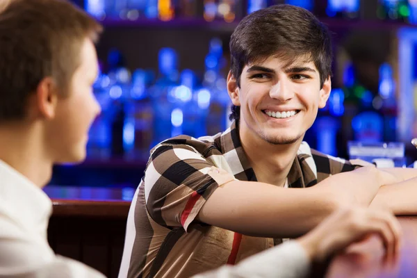 Men sitting at bar and talking — Stock Photo, Image