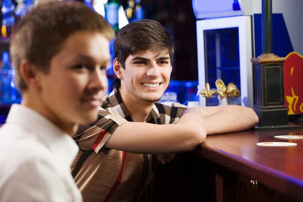 Des hommes assis au bar et parlant — Photo