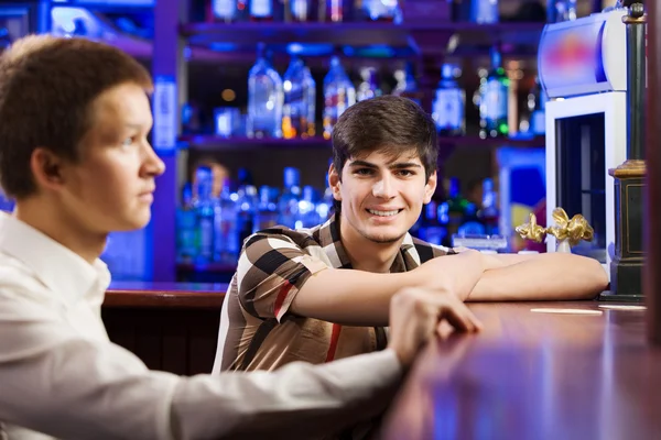 Mannen zitten op bar en praten — Stockfoto