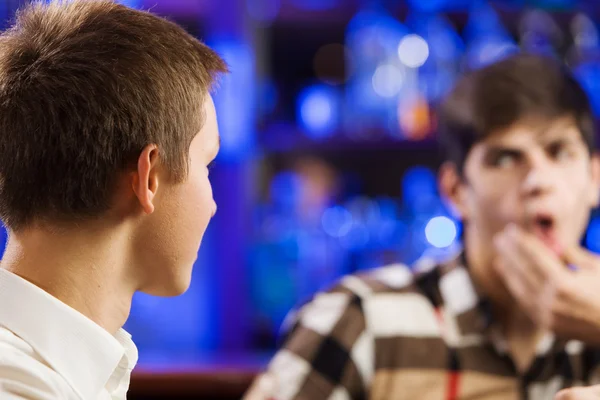 Uomini seduti al bar a parlare — Foto Stock