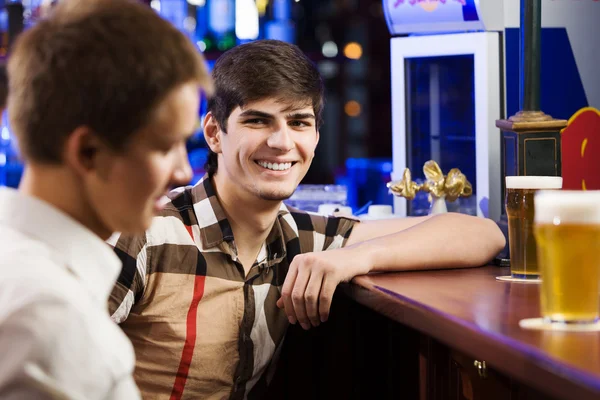 Des hommes assis au bar et parlant — Photo