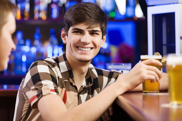 Men sitting at bar and talking — Stock Photo, Image