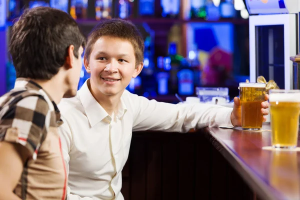 Uomini seduti al bar a parlare — Foto Stock