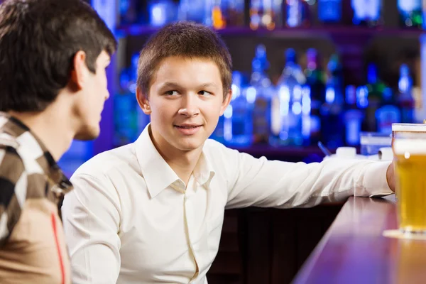 Мужчины сидят в баре и разговаривают — стоковое фото