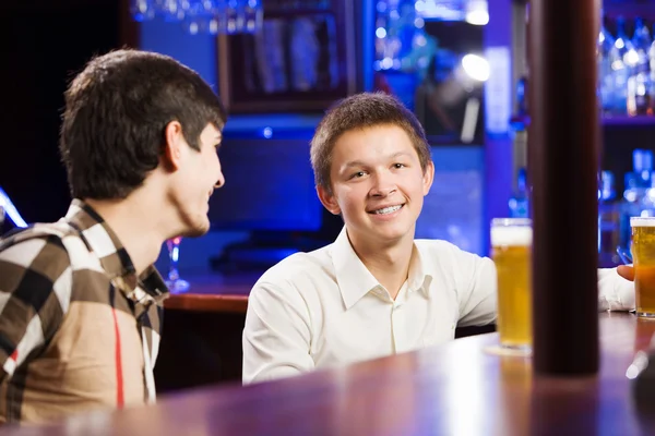 Men sitting at bar and talking — Stock Photo, Image