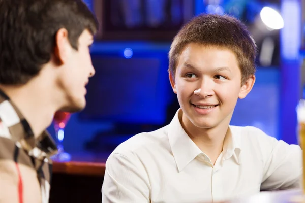 Men sitting at bar and talking — Stock Photo, Image