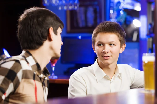 Men sitting at bar and talking — Stock Photo, Image