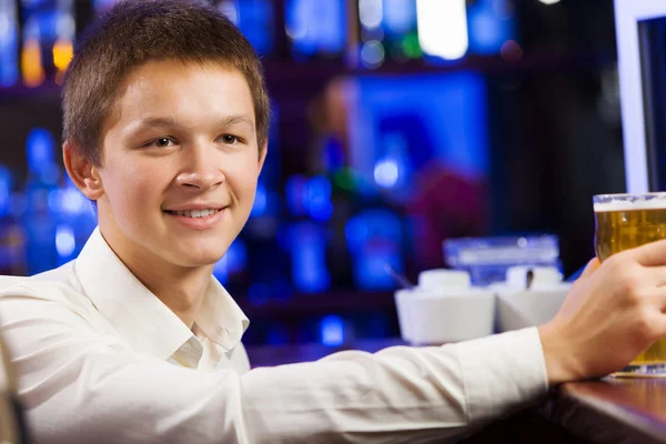 Junger Mann an Bar — Stockfoto