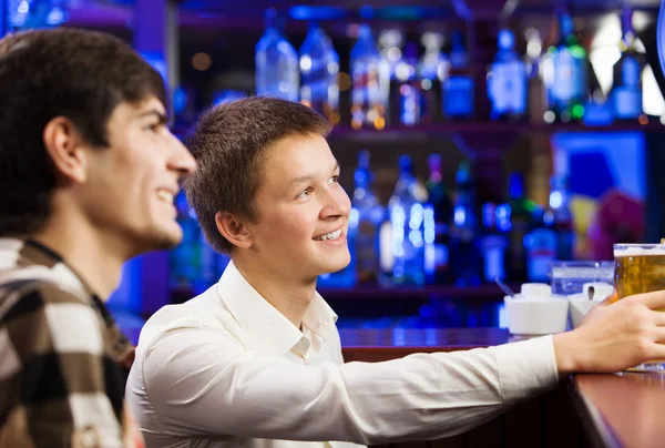 Des hommes assis au bar et parlant — Photo