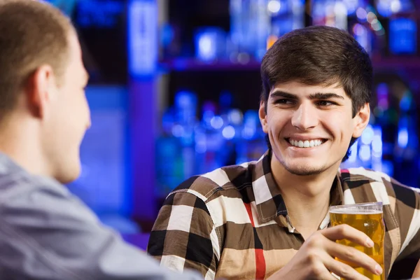 Men sitting at bar and talking — Stock Photo, Image