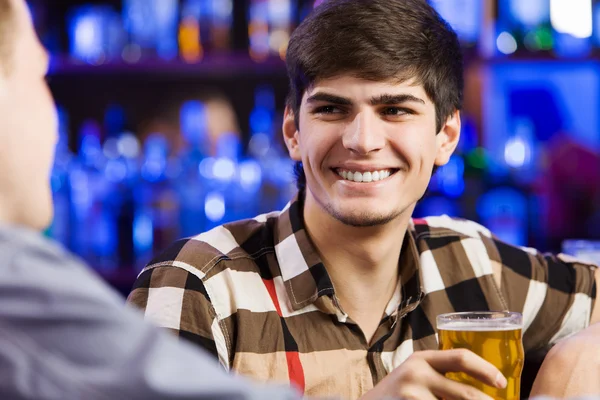 Мужчины сидят в баре и разговаривают — стоковое фото