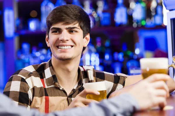 Hombre sentado en el bar — Foto de Stock