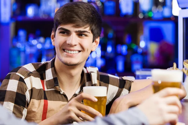 Hombre sentado en el bar — Foto de Stock