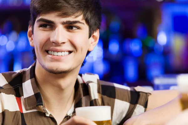 Uomo seduto al bar — Foto Stock