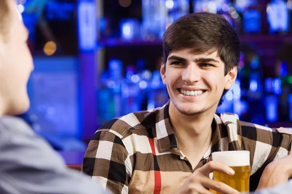 Men sitting at bar and talking — Stock Photo, Image