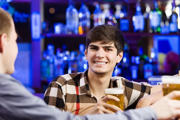 Des hommes assis au bar et parlant — Photo