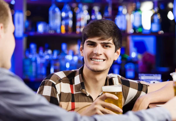 Mannen som sitter i baren — Stockfoto